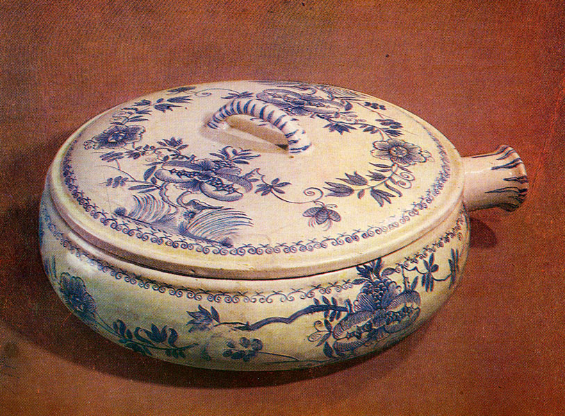 Cruet with a lid. Third quarter of  the 18th century.