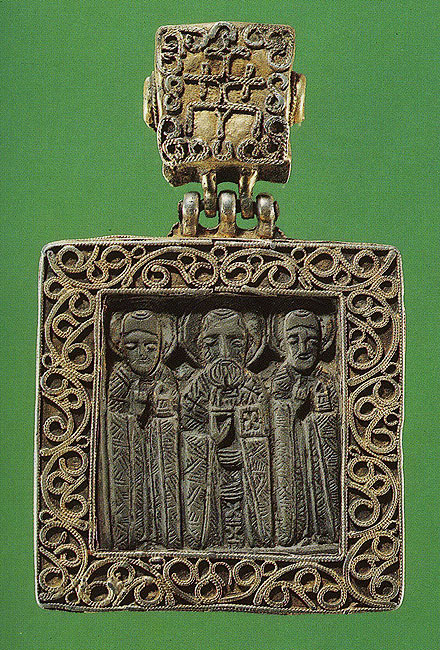 Pectoral icon. 14th century.  St. Nicholas, SS Cosmus and Damian