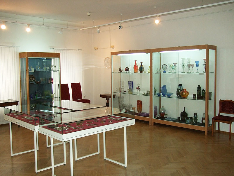 Hall 5. Fragment of the exposition (ceramics and glass)