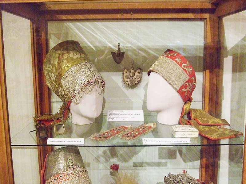 Hall 3. Women and maidens head-dresses. European Regions of Russia 