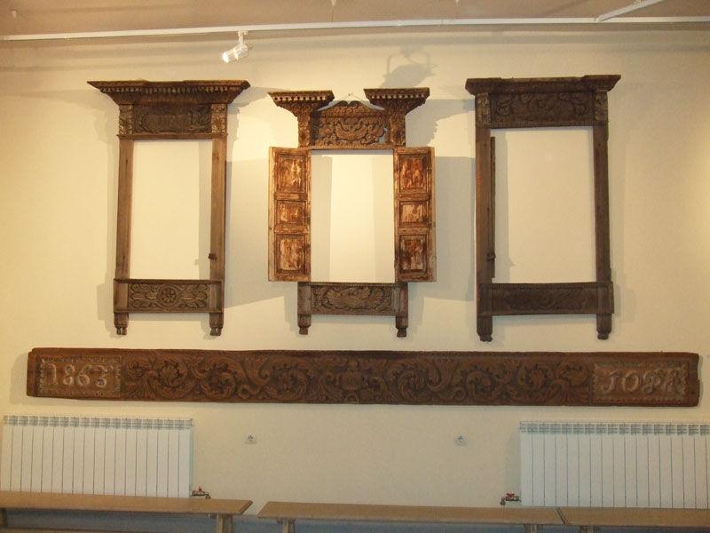 Hall 1. Window-frame and frontal board. 